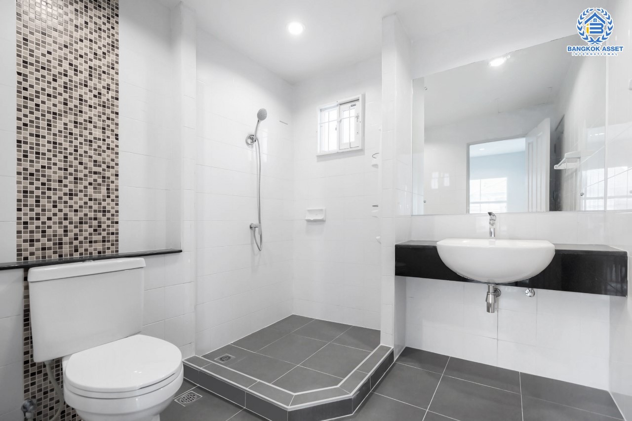 บ้านมือสองตกแต่งใหม่ ม.พฤกษาวิลเลจ11 รัตนาธิเบศร์-ราชพฤกษ์ เนื้อที่ 50 ตร.ว. ฟังก์ชั่นพร้อม 3 ห้องนอน 2 ห้องน้ำ 2 ที่จอดรถ บนทำเลศักยภาพ เข้า-ออกได้ทั้งถ.รัตนาธิเบศร์ และถ.ราชพฤกษ์ ใกล้รถไฟฟ้า "สถานีบางรักน้อยท่าอิฐ"